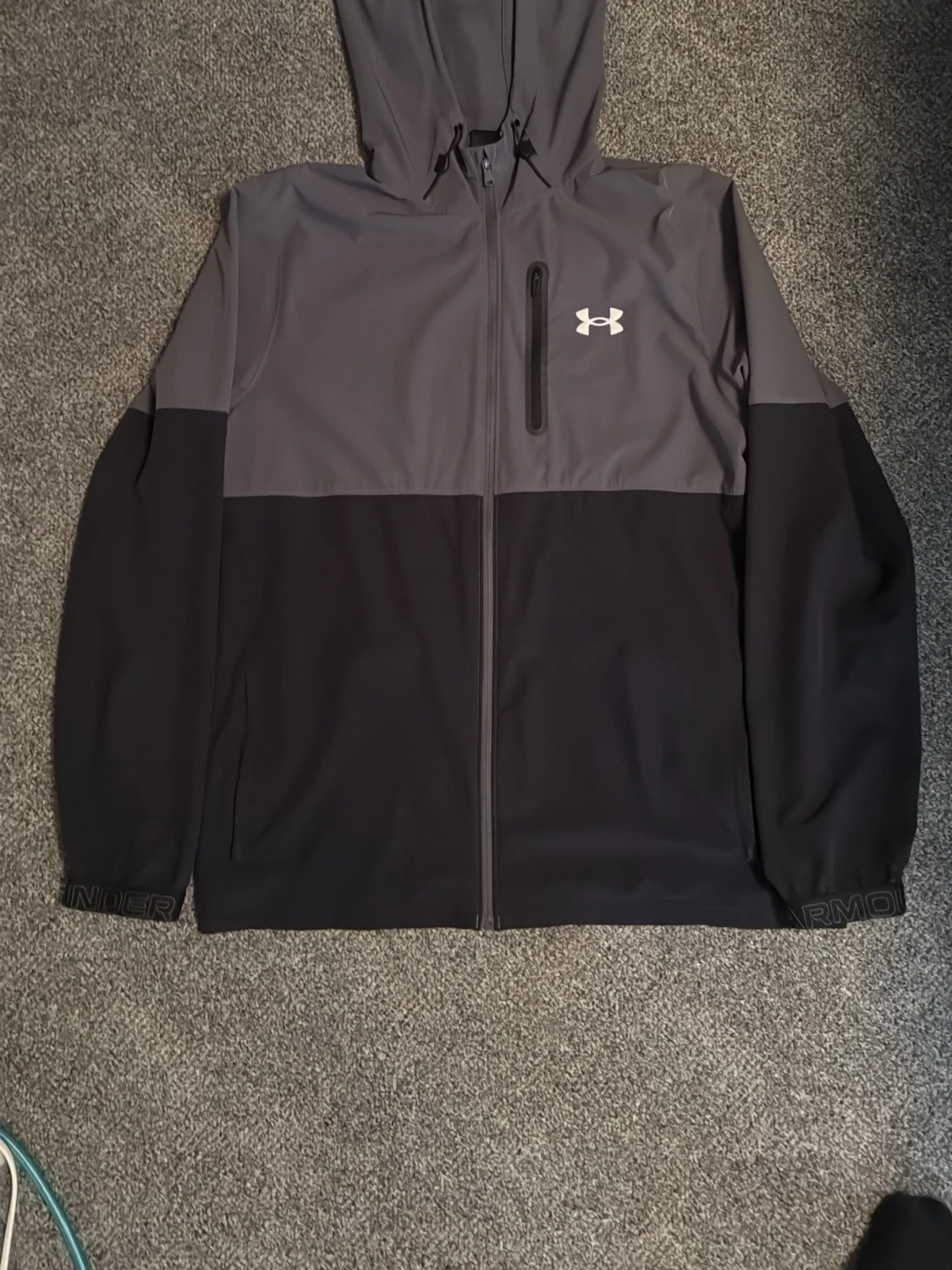 Under Armour grå och svart vindjacka