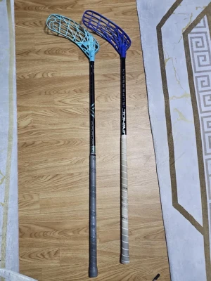 Innebandyklubbor  - Två innebandyklubbor samt fodral en oxdog klubba med nytt blad och ny linda samt en unihoc klubba båda är 92cm i längd