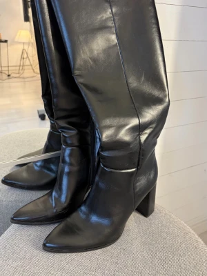 Svarta knähöga boots med klack - Säljer dessa svarta boots från NewYorker i storlek 40, då dom nästan aldrig används. Lite slitna men allt visas i bilderna. Annars är dom i mycket fint skick, och om du har någon fundering så får du gärna höra av dig!