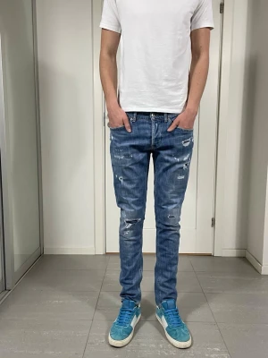 Dondup George Jeans  - Säljer nu dessa Dondup George Jeans med snygga slitningar och tvätt i populär design, skriv för fler bilder/frågor🙌🏼