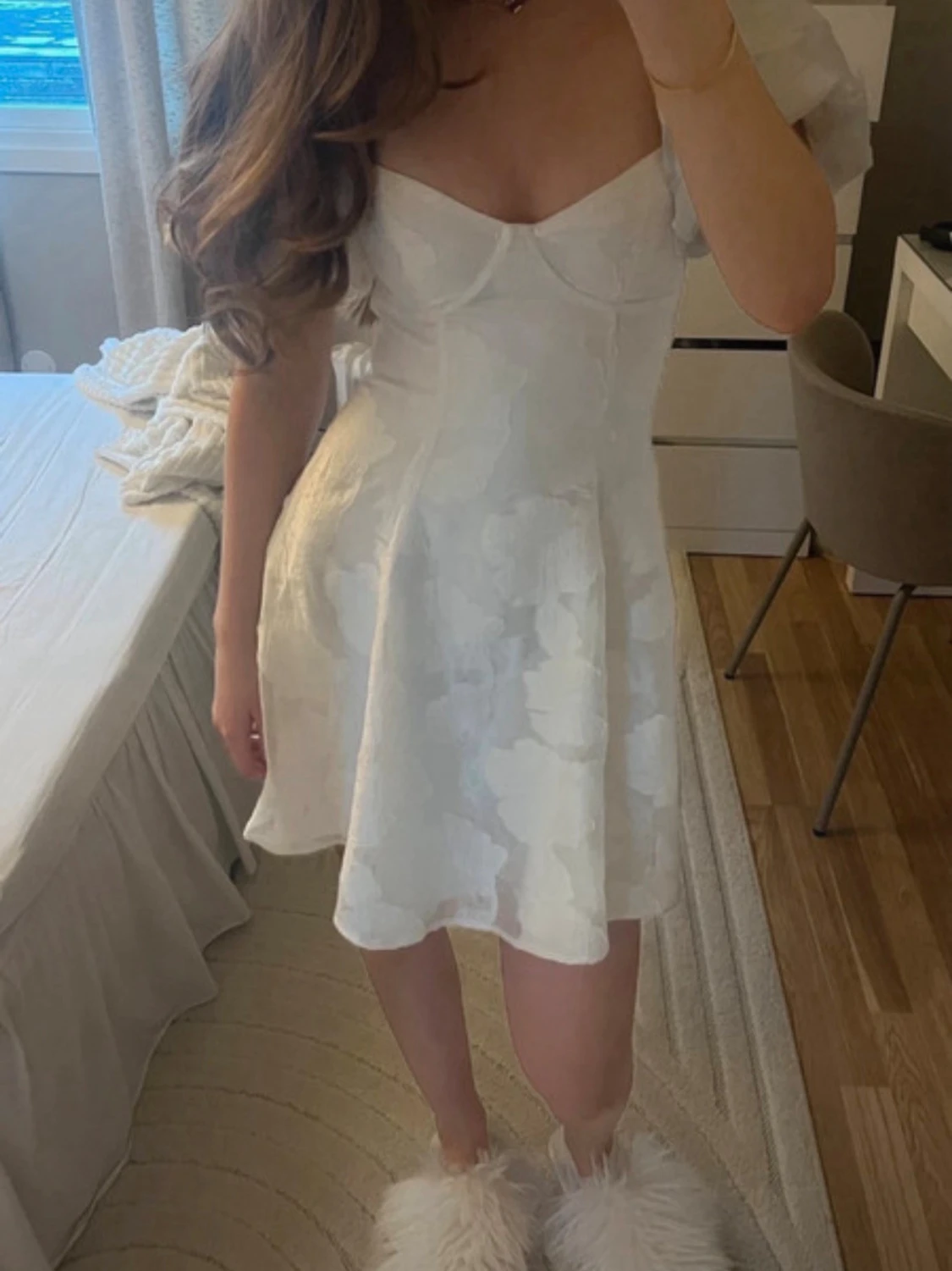 Vit kort klänning med puffärmar - 1