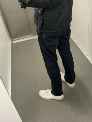 Garcia jeans  - Säljer ett par mörkblå jeans från Garcia med rak passform och klassiska fem fickor. Jeansen har diskreta sömmar och en liten Garcia-logga på bakfickan. Perfekta för en clean och stilren look. Materialet är denim i bomull. 