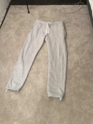 Russemerch grå byxor - Russemerch byxor, säljer dessa eftersom de har aldrig använts. Max en gång en hemmakväll när man bara softat. Nästan helt oanvända och riktigt sköna och inga hål alls. 