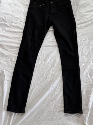 Jeans - Svarta jack & jones jeans slim fit (passform glenn). Storlek W30 L32. 
