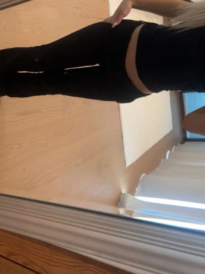 Bikbok kostymbyxor   - super fina svarta kostymbyxor med rak passform och låg midja. har andvänt de väldigt lite och inga täcken på användning säljer för de är lite för stora för mig