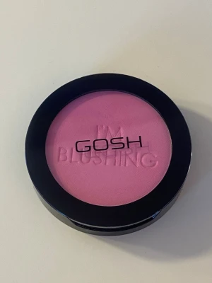 GOSH I'm Blushing rosa rouge - Säljer ett puderrouge från GOSH i nyansen rosa. Har aldrig använts utan bara swatchats försiktigt. Köpt från Zalando för ca 150kr