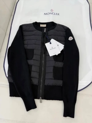 SÖKER!!!! Moncler cardigan dam xs max 600 kr - SÖKER!!!!!!!! MONCLER CARDIGAN JACKA DAM BILLIGT PRIS!!!!!! STORLEK XS/XSS MAX PRIS / 500!!!!!!SNÄLLAAAA