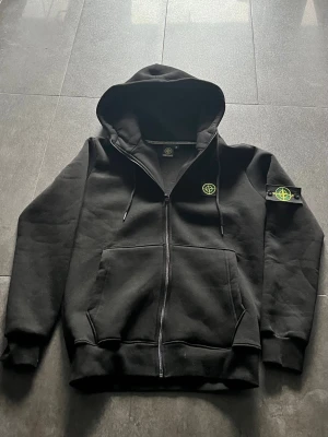 Svart Stone Island zip hoodie  - En helt ny svart Stone Island zip tröja. Säljs för att den är för stor  