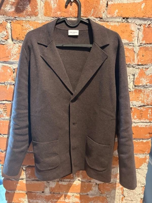 Brun cardigan - Brun cardigan från John Henric, bra skick och använd ett fåtal gånger, passar mig som är 170cm och väger 60kg