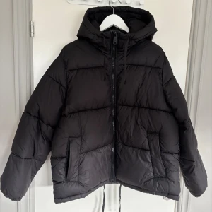 Vinterjacka svart - Svart pufferjacka från H&M i storlek M. Den är använd väldigt lite och är i bra skick! 