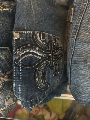 Miss me  -  Säljer dessa två miss me byxor båda två är lång midja med coola mönster där bak på Fickorna och dem är bootcut ,för båda skulle jag vilja ha 2000kr  men ett par 900 