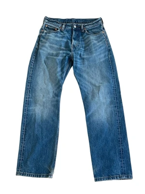 Weekday jeans - Klassiska blå jeans från weekday med rak passform och fem fickor. Jeansen har en vintage tvätt och tydliga sömmar, samt knappgylf. Perfekta för en avslappnad och tidlös stil. Modell: space relaxed straight jeans. Storlek 28/30.