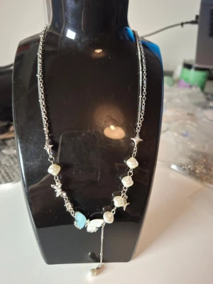 Silverhalsband med pärlor och fjärilar - Överge samlingen, utförsäljning till låga priser