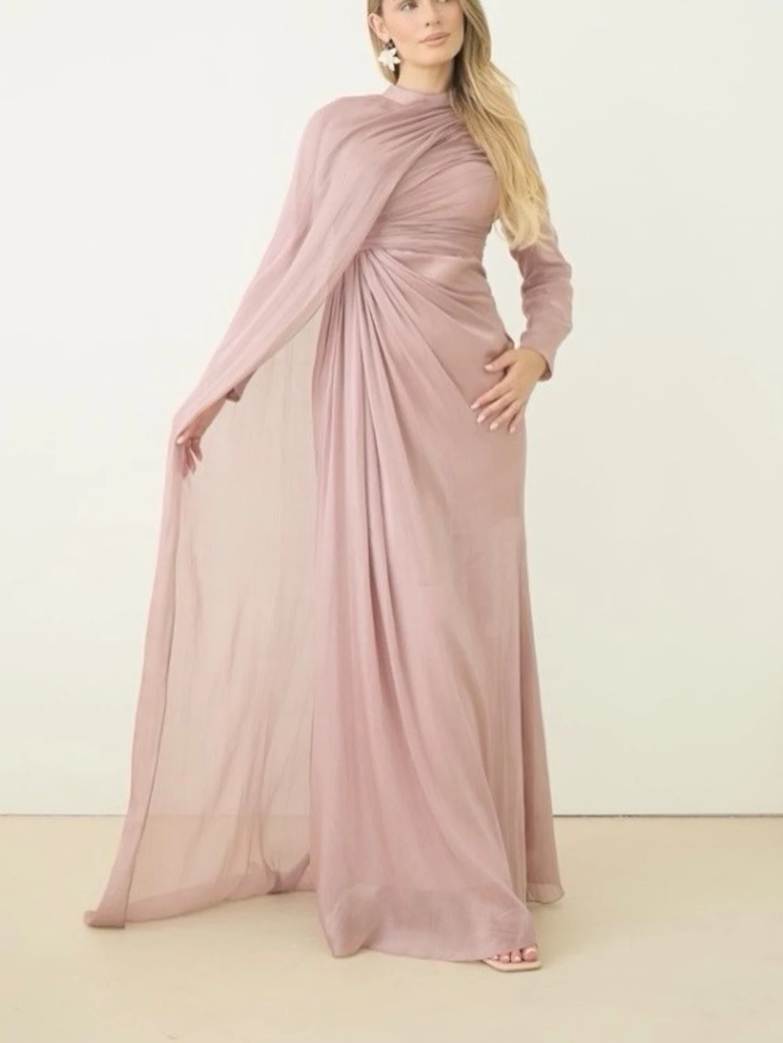 Lång rosa draperad klänning