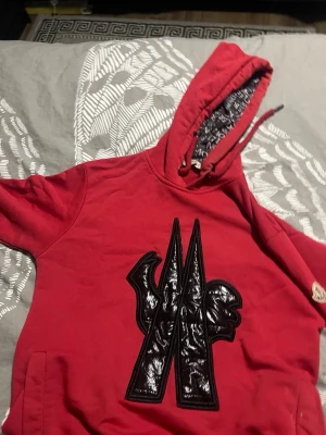 Moncler hoodie - Säljer en röd Moncler hoodie i mycket fint skick. Endast använd ett fåtal gånger och är i princip som ny. Inga fläckar, hål eller slitage .(pris kan diskuteras)