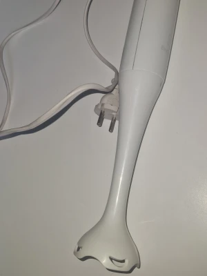 Stavmixer - Elektrisk stavmixer med avtagbar mixerfot och metallblad. Mixerfoten har skyddande plast runt bladen och apparaten har en sladd med stickkontakt. Perfekt för att mixa smoothies, soppor och såser. Använt skick men inga defekter, legat i ett skåp ett tag så kan behövas göra rent- jag har torkat av allt med ytdesinfektion.