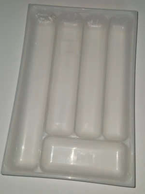Besticklåda - Praktisk vit besticklåda i plast med fem fack, perfekt för att organisera knivar, gafflar och skedar etc i kökslådan. Enkel design som passar de flesta kök. Lätt att rengöra och smidig att använda för ordning i lådan. Ca 20,5cm bred och 30,5cm lång.