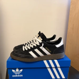 Adidas Spezial svarta sneakers - Adidas spezial med vita snören, orginalsnören tillkommer. Pris går att diskutera