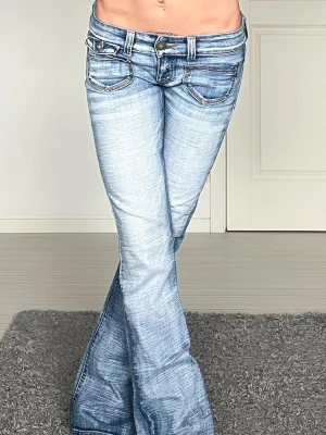 Jeans - Midjemått: 39cm rakt över, innerbenslängd: 72cm 💗