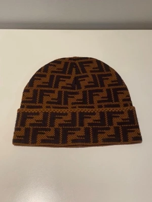 Brun och svart mössa - Säljer en snyg mössa för vintern/höst