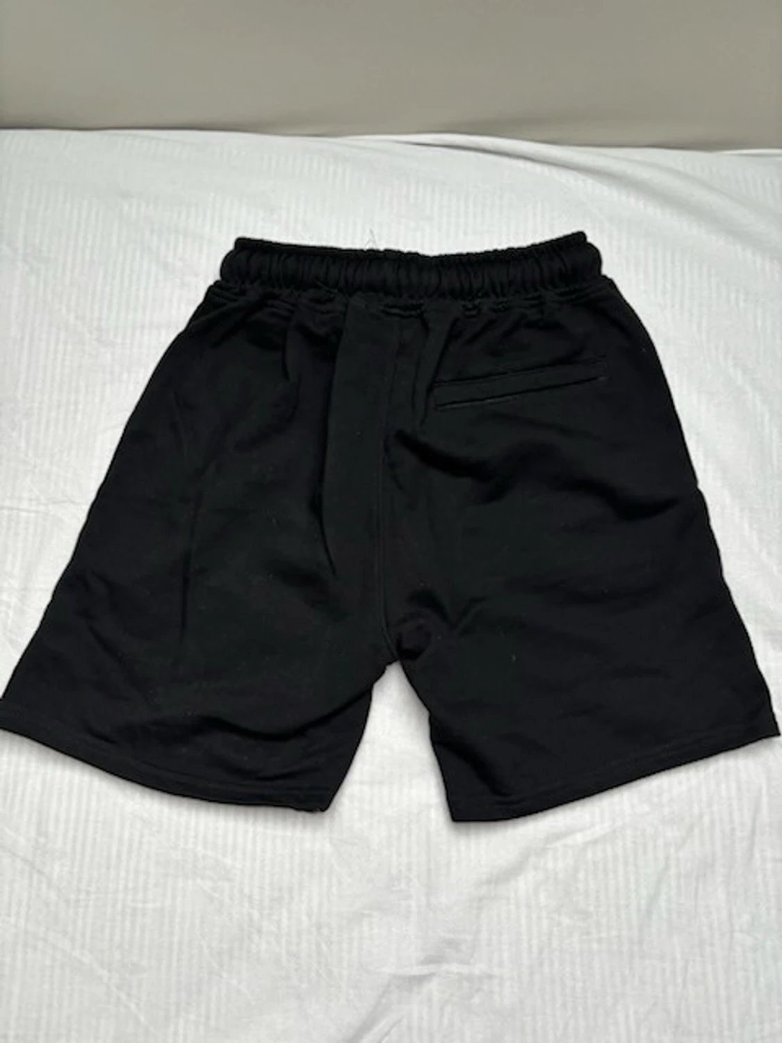 Svarta shorts med graffiti-tryck - 1