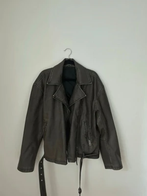 Brun jacka i fake läder - Brun jacka i fake läder 