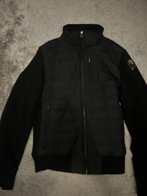 Eliott sweet parajumper cardigan  - Svart eliott sweet parajumper cardigan storlek xs. Cirka 5 månader gammal, säljer eftersom den är för liten. Fint skick storlek xs. Nypris 4100kr