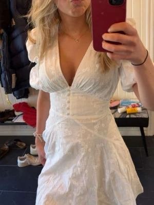 Adoore sicily dress - Hej jag säljer min superfina och älskade studentklänning. Den är använd vid ett tillfälle och har inga tecken på användning🤍Nypris 1400