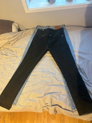 Svarta Levi's 511 jeans - Säljer ett par klassiska svarta Levi's 501 jeans med raka ben och femficksmodell. Jeansen har knappgylf och den ikoniska läderpatchen bak i midjan. Perfekta för en stilren och tidlös look.