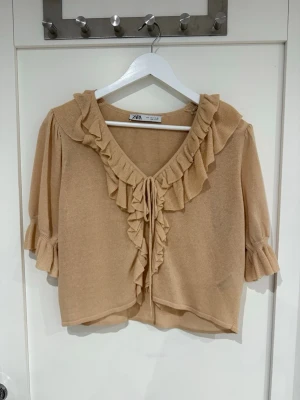 Topp fårn Zara - Beige/peach färgad topp/blus från Zara med trekvartsärm. Nästan helt oanvänd, storlek S🩵