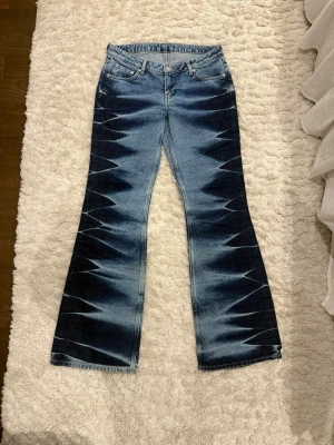 Weekday jeans - Säljer dessa coola weekday jeans då dom tyvärr inte passa längre. Storlek 29 (jag har vanligtvis 38-40 i jeans så skulle säga att dom passar 36). Jag har tidigare gjort två hål på insidan (se bild) för att trä igen ett snöre men det är inget som synd på utsidan💞