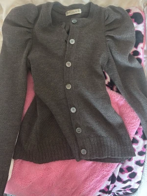 Grå kofta från Anna Holtblad - Superfin tröja, storlek S. Luftig fin tröja, inga fläckar och ser helt ny ut 😊