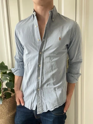 Ralph Lauren skjorta  - Ralph Lauren skjorta, Inga defekter! Extremt bra passform!  Modellen i bilderna är 180 cm 75 kg och bär Storlek S , Kom med frågor! 🌟 (Kan gå ned i pris vid köp av paket 😉) 