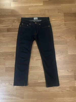 Acne studios jeans - Blåa acne studios jeans | Stoelk W30 L32, det är avklippta så be om mått. | Skick 9/10 | Hör av dig vid lista fråga!