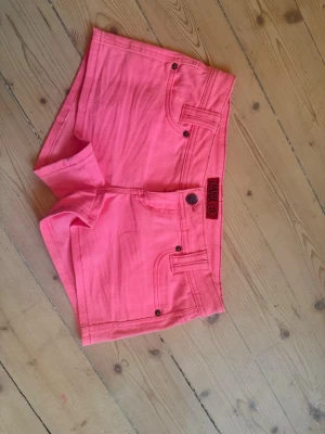 Rosa low waist shorts - Säljer dessa jätte söta shortsen då dom tyvärr inte längre kommer till användning!🥹💖