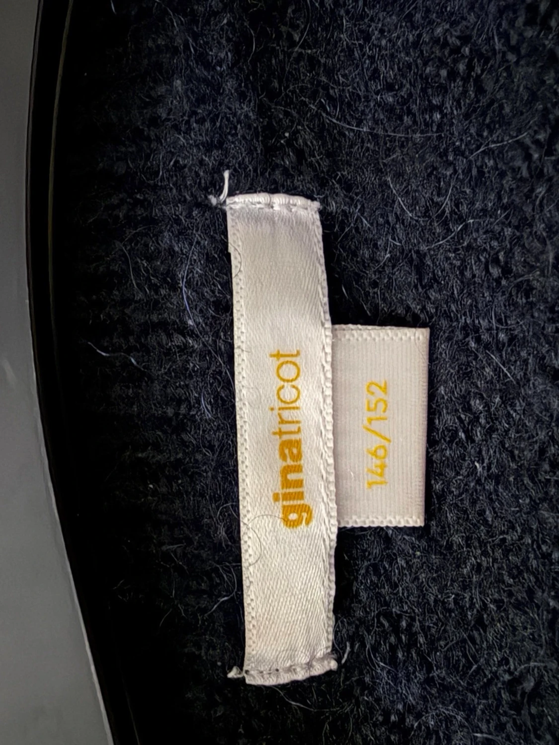 Mörkblå stickad tröja med ribbade muddar - 2