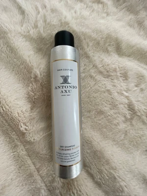 Antonio Axu torrschampo texturizing - Antonio Axu Hair Couture torrschampo Texturizing Touch i en stilren silverfärgad sprayflaska. Ger volym och textur till håret, passar alla hårfärger och minskar fettighet. Perfekt för att fräscha upp håret snabbt mellan tvättar. ANVÄND NÅGON ENSTAKA GÅNG