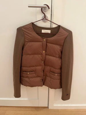 Busnel jacka - Säljer min as snygga Busnel jacka då jag inte får någon användning av den längre. Den är i relativt bra skick. Ett litet hål( finns på bild) men knappt något som märks av. Säljer för billigt då jag vill få den sålt❤️postar samma dag!❤️