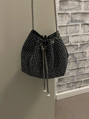 Bucket väska - Säljer då den inte kommer till användning.