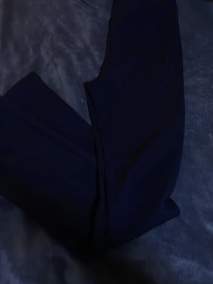 Svarta leggings med hög midja - Snygga  leggings med hög midja och stretchigt material som sitter tajt och bekvämt. Perfekta att matcha med oversized tröjor eller hoodies. Klassisk modell utan synliga detaljer eller fickor.