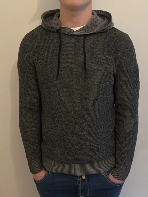 Stickad hoodie - - Condition: 8/10 - Color: Grå - Size: M