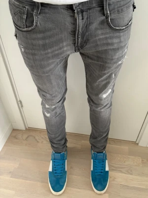 Replay jeans - Säljer dessa riktigt feta replay jeans med slitningar | Modell: Anbass | Storlek: 30/32 | Bra skick men finns tecken på användning |  Ett hål i grenen som syns på bild men inget man tänker på vid användning | Skriv vid minsta fråga eller fundering 🤝