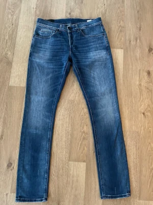 Dondup Jeans - Säljer ett par helt nya dondup jeans för endast 699kr!riktigt fräscha                                                              Nypris:3999kr därav väldigt bra erbjudande.             Modell: skinny fit                                                            Om ni har några frågor är det bara att fråga på!