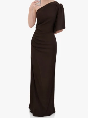 Brun oneshoulder långklänning - Helt oanvänd balklänning från Bubbelroom med prislappen kvar. Helt slutsåld på hemsidan!! Brun draperad balklänning med oneshoulder och puffärm. Med gömd dragkedja på sidan och hög slits. I storlek 34.  Säljer den då min bal blev inställd. 