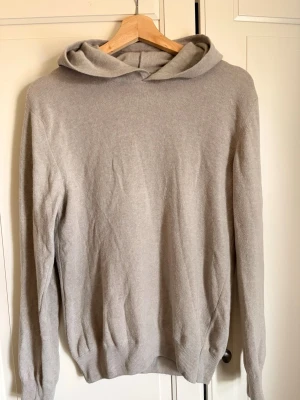 Oscar Jacobson Kashmir hoodie  - Säljer denna snygga Oscar Jacobson kashmirhoodien🙌. Nypris=1999 kr🤝Storlek XS passar S👍,Skick=9,5/10👏 Hör gärna av er vid frågor eller funderingar👍