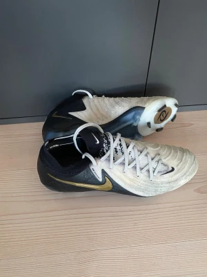 Nike Phantom Elite  - Hej! Säljer ett par Nike Phantom Elite i väldigt fint skick! Nypris ca 3000kr och mitt pris 899kr. Hör av er vid frågor!
