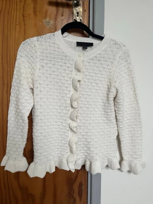 Vit volangkofta med spetsmönster - Söt vit kofta från Zara, köpt på Vinted men säljer då den inte passade