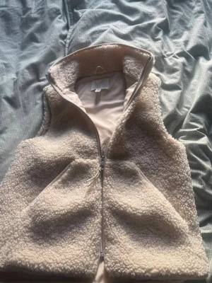 Teddy väst  - Teddy väst ifrån H&M i Stolek xxs. Helt slutsåld på hemsidan. Använd endast 1 eller 2 gånger. Skriv vid frågor 