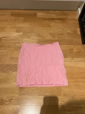 Rosa kortkjol från Bik Bok - Enkel och stilren rosa kortkjol från Bik Bok. Kjolen har en rak passform och är tillverkad i ett mjukt bomullsmaterial som känns bekvämt mot huden. Perfekt att matcha med en crop top eller hoodie för en avslappnad look.
