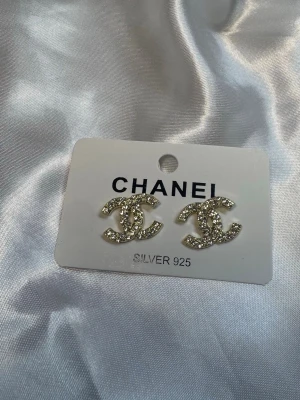 Guld CC örhängen  - Jättefina örhängen helt nya från förpackningen! Material i Sterling silver 925 rostfria ✨ Skickas inslaget i en liten presentpåse 🎁  Erbjuder snabb leverans postar inom 24 timmar